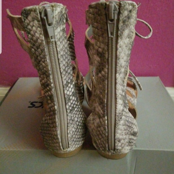 Carlos santana 7.5 Roman sandals - Picture 2 of 4